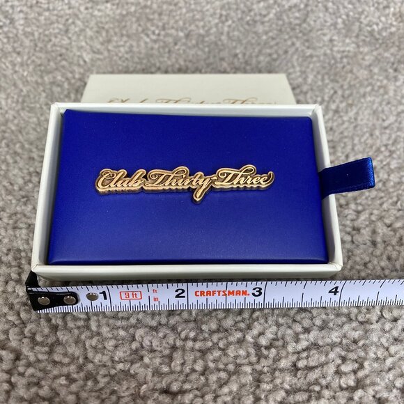 Disneyland Club 33 Gold Cursive Script Pin New In Box - Picture 6 of 6